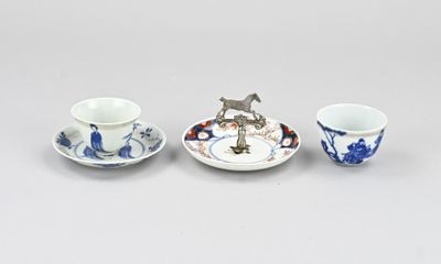 trois petites tasses et soucoupes posées sur une table