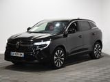 un SUV noir garé sur un sol à damier dans une pièce
