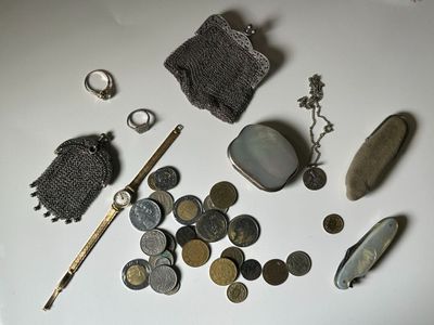 Lot d'objets de vitrine et divers comprenant deux petites aumônières e - Photo 1