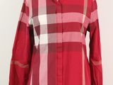 chemise à carreaux rouges sur un mannequin