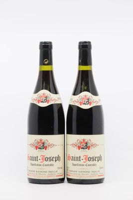deux bouteilles de vin rouge Saint-Joseph sur fond blanc