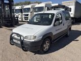 une camionnette blanche garée sur un terrain