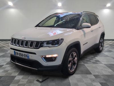 La Jeep Compass est garée sur un sol en carrelage à damier.