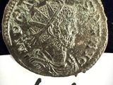 un gros plan d'une pièce de monnaie posée sur une feuille de papier blanc