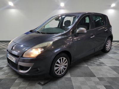la voiture grise est garée dans le garage sur le sol en damier
