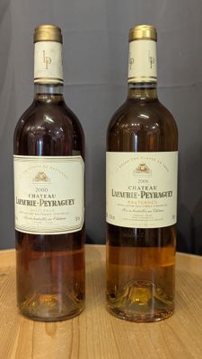 deux bouteilles de vin posées sur une table