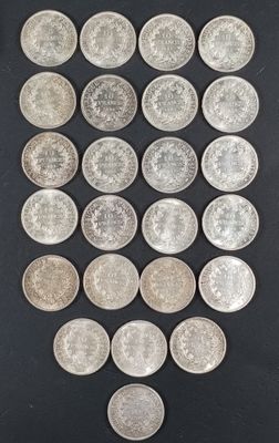 un groupe de pièces d'argent sur une surface noire