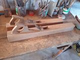 un rabot en bois posé sur un établi dans un atelier