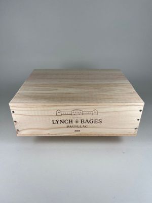 une boîte en bois sur laquelle est collée une étiquette portant l'inscription « Lynch et Bages »