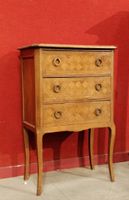 Petite commode sauteuse en bois de placage à 3 tiroirs.