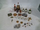 un grand nombre d'objets posés sur une table