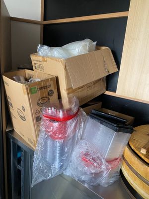 un réfrigérateur sur lequel sont posées de nombreuses boîtes, dans la cuisine