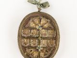 une image représentant un ornement décoratif accroché à un mur