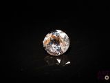 gros plan d'un diamant sur une surface noire