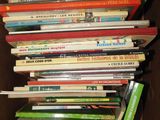 de nombreux livres pour enfants dans une boîte en carton