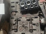 une boîte à outils contenant des outils, posée sur une table à côté d'un ordinateur portable