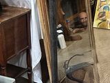 un chat noir et blanc assis sur une chaise dans un salon