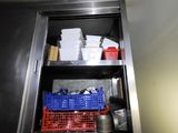 une armoire métallique contenant tout un tas d'objets