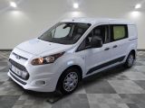 la camionnette blanche est garée sur le sol en damier d'un garage