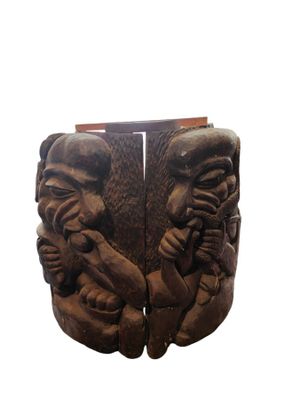 Deux bas reliefs en bois sculpté convexes figurant des perso…