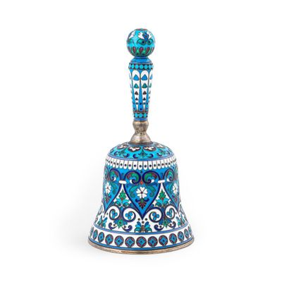 une cloche bleue et blanche posée sur une surface blanche