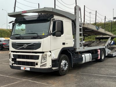 un camion blanc garé dans un parking