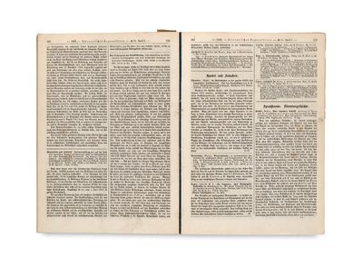 un vieux livre ouvert sur une page de texte sur fond blanc