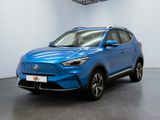 un SUV bleu garé dans une pièce aux murs blancs