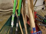 un tas d'outils de jardinage posé par terre à côté d'une table