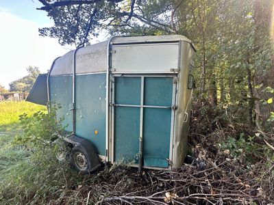 a trailer that is sitting in the middle of a field