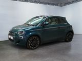la petite voiture bleue est garée dans une grande pièce