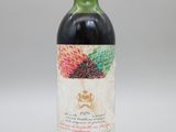 une bouteille de vin rouge posée sur une table blanche