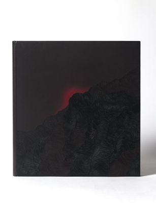 un livre noir avec une lumière rouge au milieu