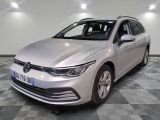 La Volkswagen Golf est garée sur un sol à damier.