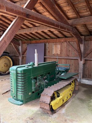 un tracteur et un bulldozer garés dans une grange