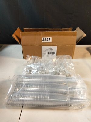 de nombreux récipients en plastique posés sur une table