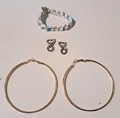 11 / Lot d'un bracelet et de 2 paires de boucles d'orei…