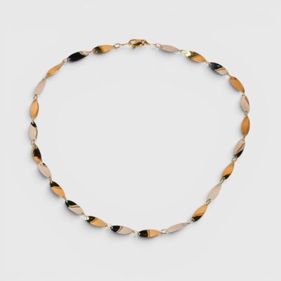 gros plan d'un collier sur une surface blanche