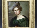 un tableau représentant une femme vêtue d'une robe verte et d'un manteau de fourrure