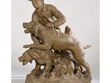 statue représentant un homme à cheval, avec deux chiens sur le cheval
