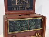 une vieille radio posée sur une table