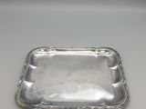 un plateau en argent posé sur une table munie d'une poignée
