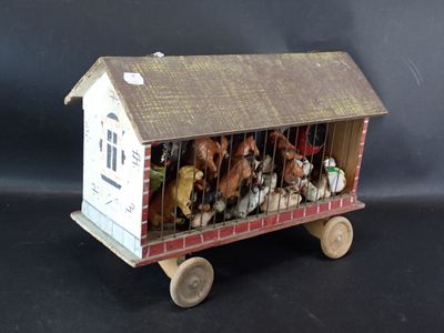 un petit camion jouet avec plein d'animaux à l'intérieur