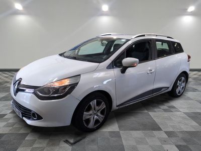 la voiture blanche est garée sur un carrelage à carreaux