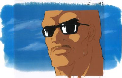 une photo représentant un homme portant des lunettes de soleil, avec un ciel bleu en arrière-plan