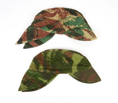 deux casquettes à motif camouflage posées l'une à côté de l'autre