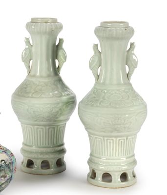 trois vases posés l'un à côté de l'autre sur une surface blanche