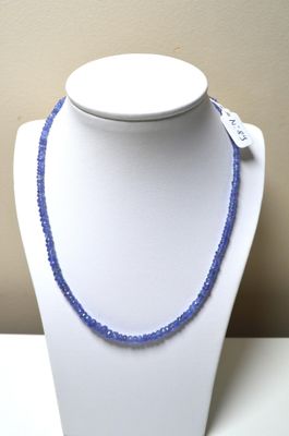 Un collier composé de + de 65 cts env de tanzanites facettée…