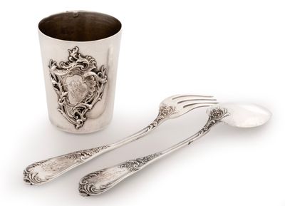 deux cuillères et une fourchette posées à côté d'une tasse