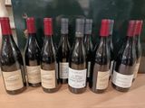plusieurs bouteilles de vin sont alignées sur une table